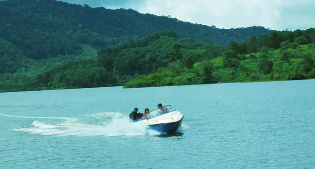 Anayirankal Dam boating